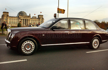 Queen Elisabeth II in Berlin  Bentley vor dem Reichstag
