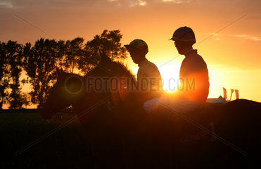 Bad Doberan  Deutschland  Silhouette  Jockeys auf ihren Pferden bei Sonnenuntergang