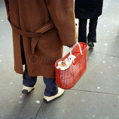 Paris  Mann mit Einkaufstasche