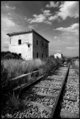 Sizilien  verlassener Bahnhof im Sueden der Insel