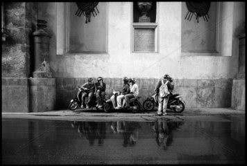 Sizilien  Palermo  Jugendliche auf ihren Motorollern