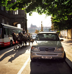 Prag  Pferdegespann und Mercedes Gelaendewagen in der Altstadt