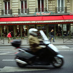 Paris  Motorroller in der Innenstadt