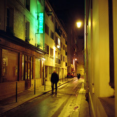 Paris  Gasse im Stadtzentrum bei Nacht