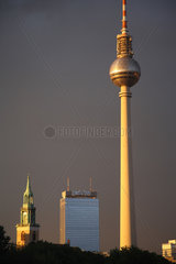 Berlin  Deutschland  Marienkirche  Park Inn und Fernsehturm bei Gewitterstimmung