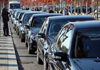 Limousinen der Fahrbereitschaft vor dem Bundestag