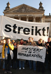 Studentenprotest vor dem Reichstag in Berlin