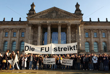 Studentenprotest vor dem Reichstag in Berlin