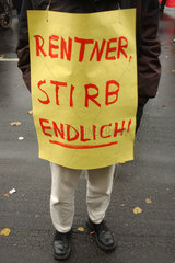 Protestplakat auf einer Demo gegen Sozialabbau in Berlin