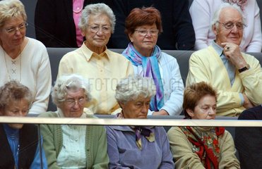 Rentner beobachten eine Debatte im Bundestag