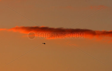 Hubschrauber am Berliner Abendhimmel