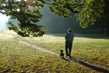 Mann mit Hund im Park