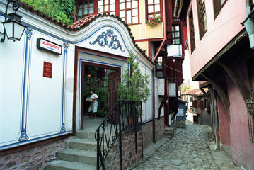 Blick zum Eingang des Restaurants Alafrangite in der Altstadt von Plovdiv  Bulgarien