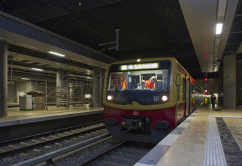 S-Bahnprobezug im BER Bahnhof