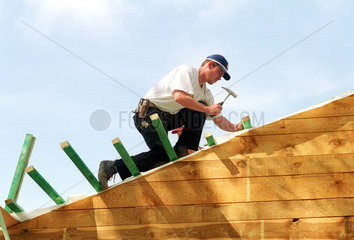 Zimmermann beim Bau eines Dachstuhls