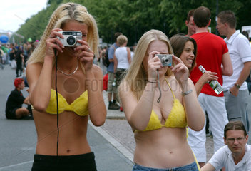 Blondinen fotografieren auf der Love Parade 2003