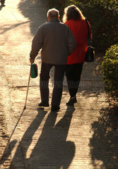 Rentnerpaar beim Spaziergang