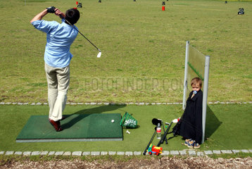 Berlin  Vater mit Kind beim Golfen
