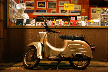 Berlin  Motorroller Typ Schwalbe vor einer Buchhandlung