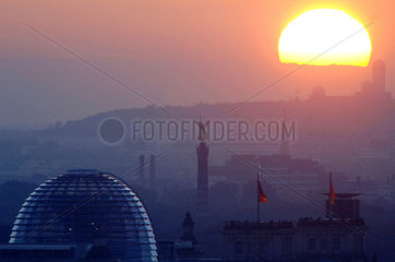 Berlin  Sonnenuntergang ueber der Bundeshauptstadt
