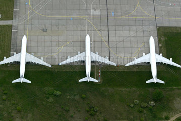 Parkende Flugzeuge auf dem Flughafen Berlin-Schoenefeld