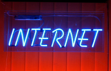 Leuchtreklame an einem Internetcafe in Berlin