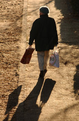 Rentnerin mit Einkaufstaschen