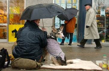 Obdachloser mit seinem Hund in Berlin