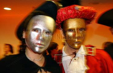 Darsteller mit venezianischen Masken