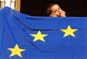 Junge mit Fahne der Europaeischen Union