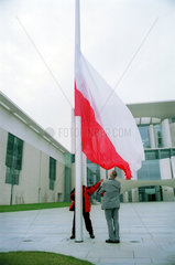 Die polnische Fahne vor dem Bundeskanzleramt