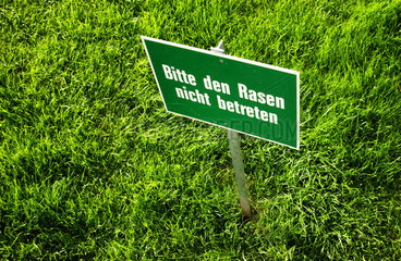 Verbotsschild: Bitte den Rasen nicht betreten