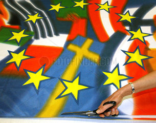 Produktion von EU-Flaggen  Fantasiemotiv zur EU-Erweiterung