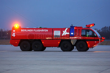 Berlin  Feuerwehrfahrzeug auf dem Flughafen Tegel