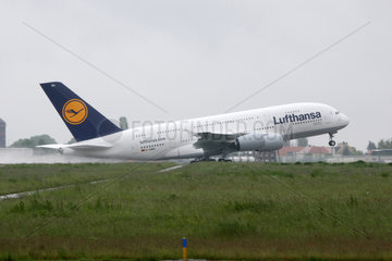 Leipzig  Deutschland  der neue Airbus A 380-800 startet auf dem Flughafen Leipzig/Halle