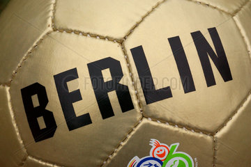 Goldener Fussball mit der Aufschrift: Berlin