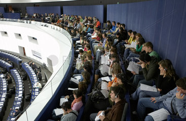 Strasbourg  Jugendliche auf der Zuschauertribuene des EU-Parlamentes