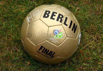 Goldener Fussball mit der Aufschrift: Berlin und Final