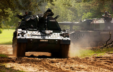Truppenuebung der Bundeswehr  Panzerhaubitze 2000