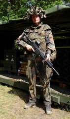 Truppenuebung der Bundeswehr  Soldat in Kampfmontur