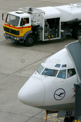 Berlin  Flughafen Tegel  Maschine von Lufthansa beim Auftanken