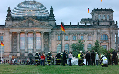 Berlin  Flugzeugabsturz vor dem Reichstag