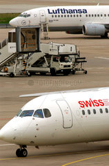 Berlin  Flughafen Tegel  Maschinen von Lufthansa und Swiss