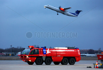 Berlin  Feuerwehrfahrzeug auf dem Flughafen Tegel