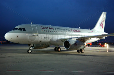 Berlin  Qatar Airways auf dem Flughafen Tegel