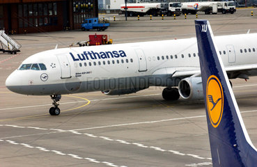 Berlin  Flughafen Tegel  Maschinen von Lufthansa
