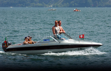 Schweiz  Tessin  Motorboot auf dem Luganer See