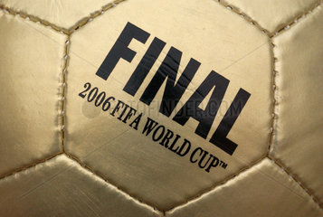 Goldener Fussball mit der Aufschrift: Final  2006 FIFA World Cup
