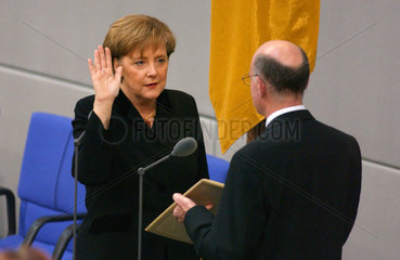 Berlin  Angela Merkel (CDU) bei der Vereidigung als Bundeskanzlerin