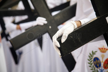 Sevilla  Spanien  Glaeubige tragen Kreuze bei der Prozession am Palmsonntag